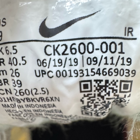 Nike Women's Sneakers in Light Green and White - Picture 2 of 9